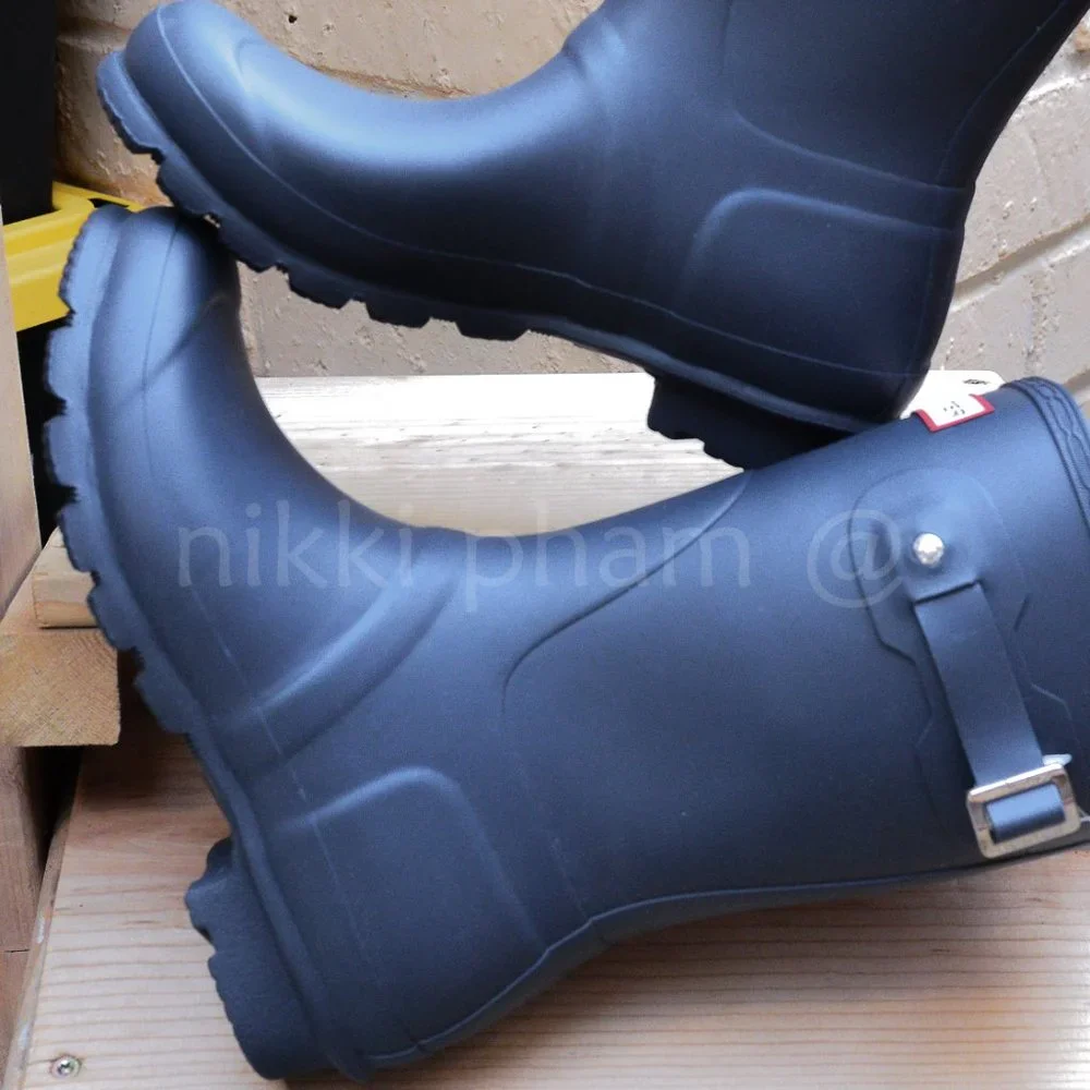 Hunter  Women's Original Short Rain Boots in NAVY color . - Picture 10 of 10